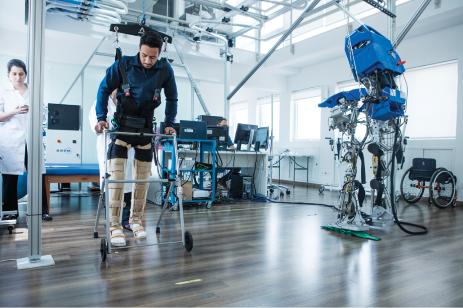 S&atilde;o enormes, com dois metros de altura, com um potente motor el&eacute;trico vis&iacute;vel no meio da coluna, e uma grande bateria nas costas. Dois dos pacientes estavam por l&aacute;, incluindo Juliano Pinto. De suas cadeiras de rodas, estavam animados por serem os primeiros de uma fila que s&oacute; deve aumentar.