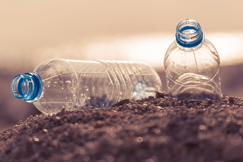 Dois terços do plástico produzido na história foram parar no lixo