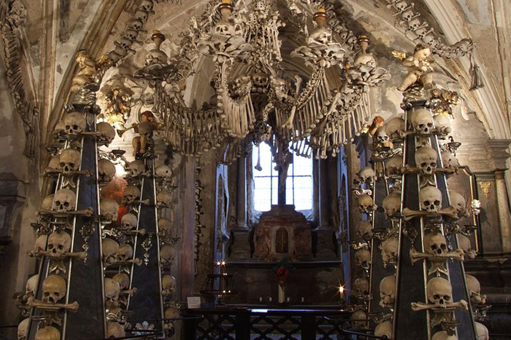 A capela católica decorada com 40 mil esqueletos humanos