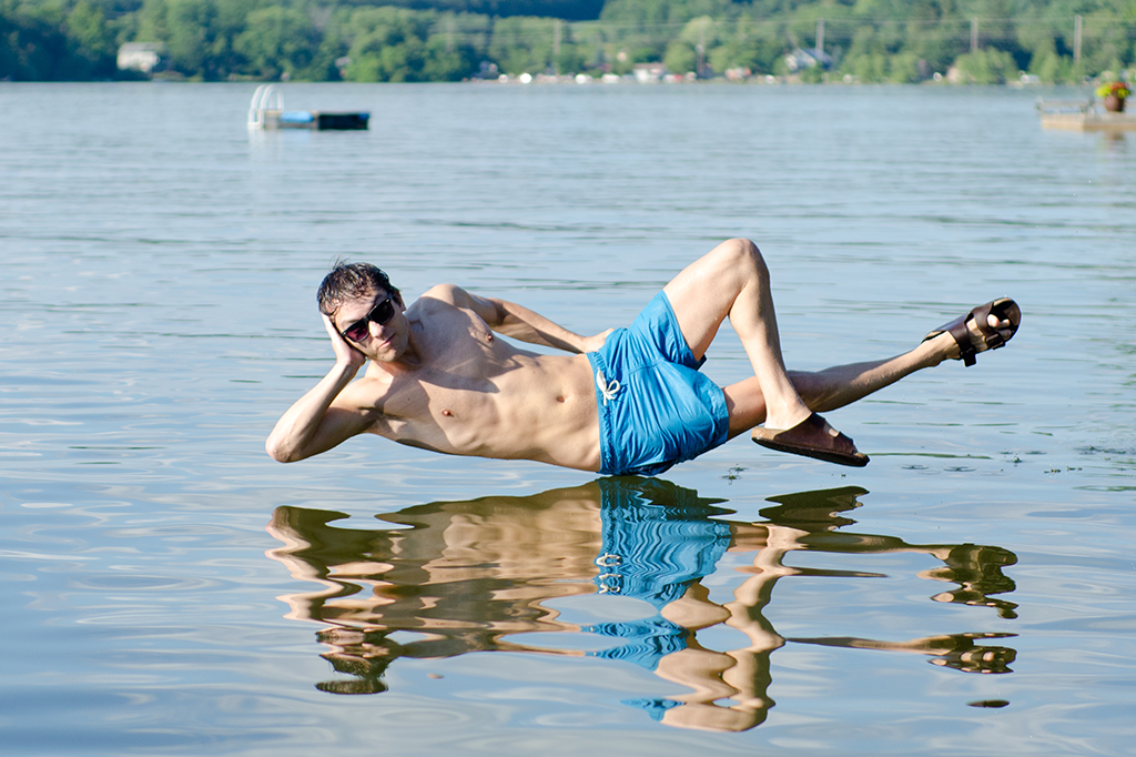 A que velocidade eu teria que correr na água para não afundar?