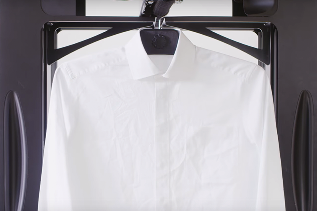 Este ferro seca, passa e desamassa roupas em 3 minutos