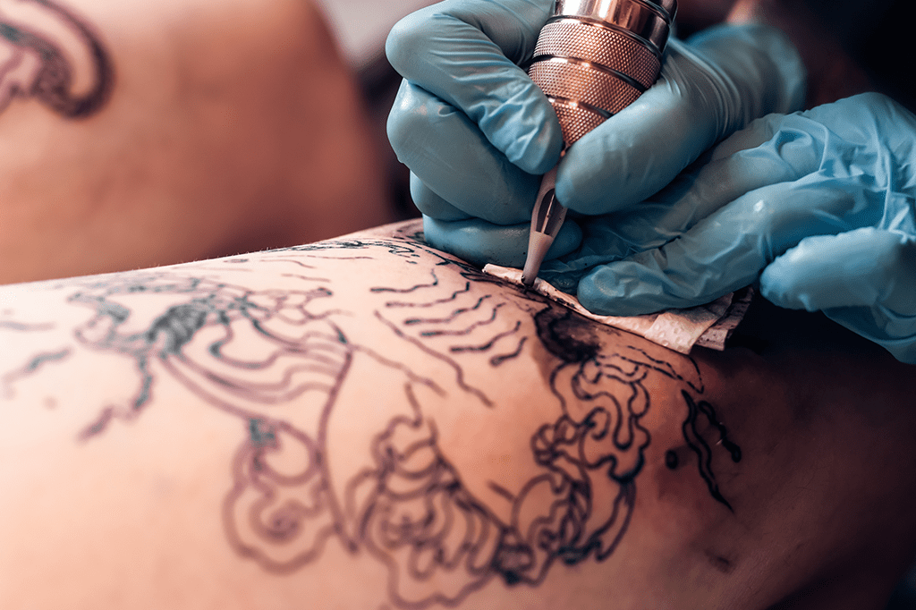 Tatuagens podem infeccionar anos depois de prontas