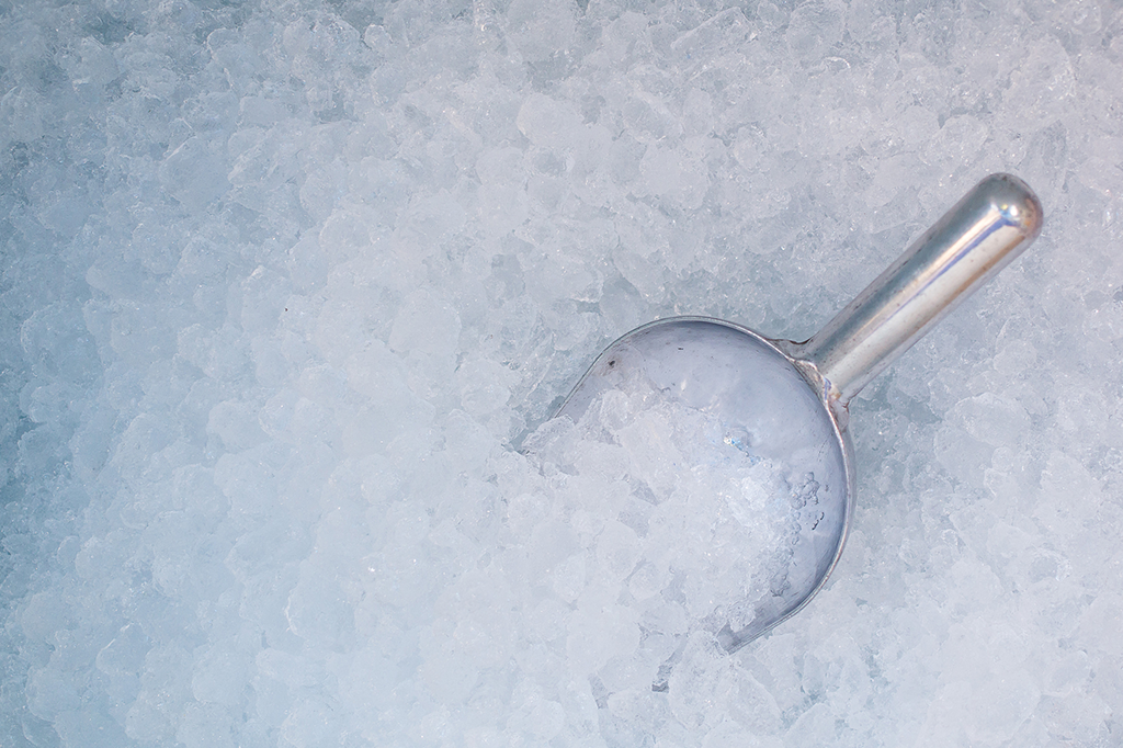 Se gelo é transparente, por que fica branco quando é triturado?