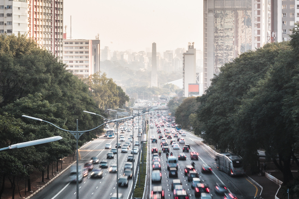 Viver em ruas poluídas aumenta o risco de fratura óssea