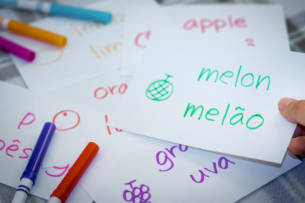 Saber mais de um idioma pode ajudar crianças autistas