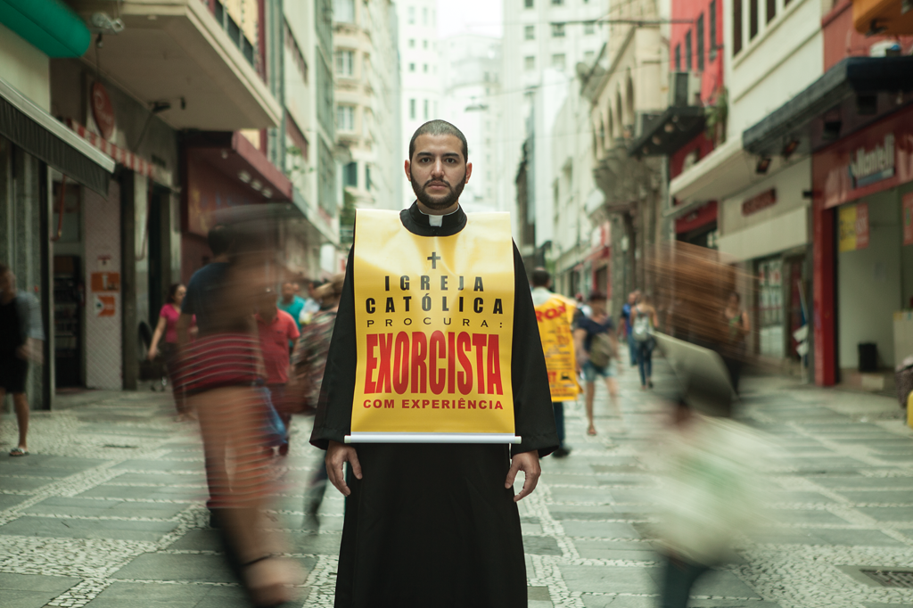 Igreja Católica procura: exorcista com experiência