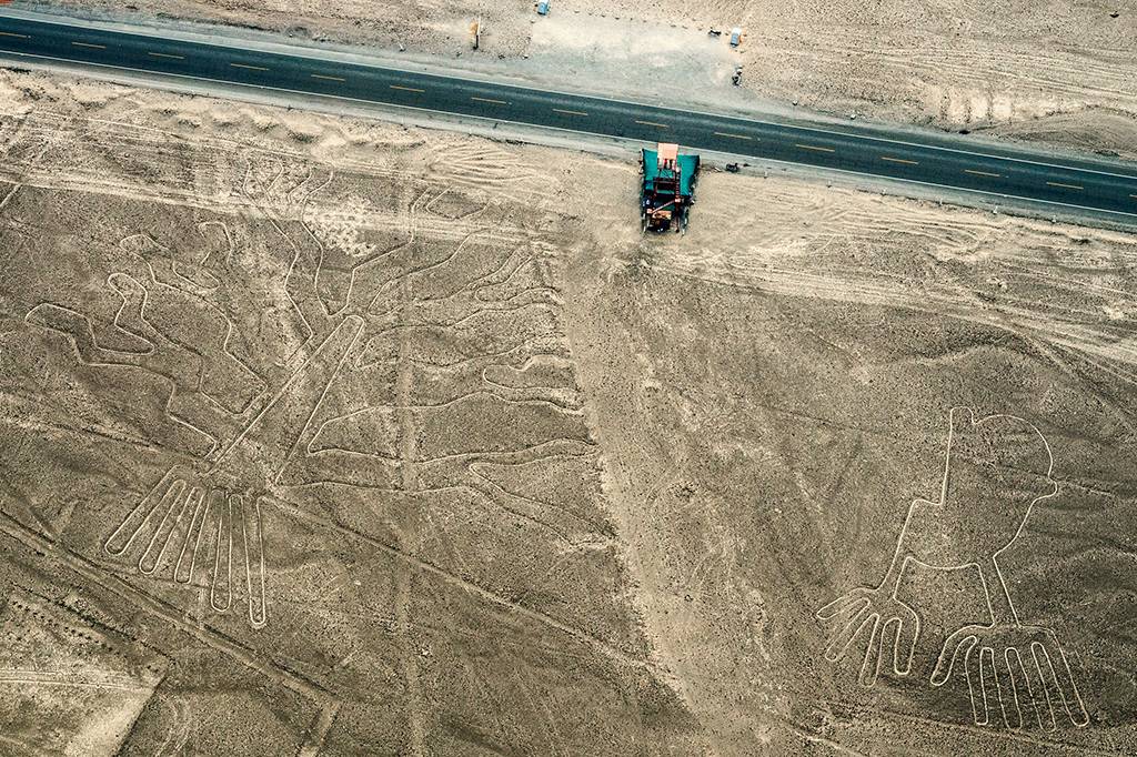 Caminhão invade área restrita e destrói linhas de Nazca, no Peru