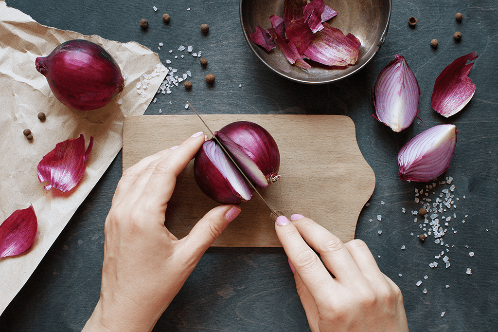 Como descascar cebola sem chorar?