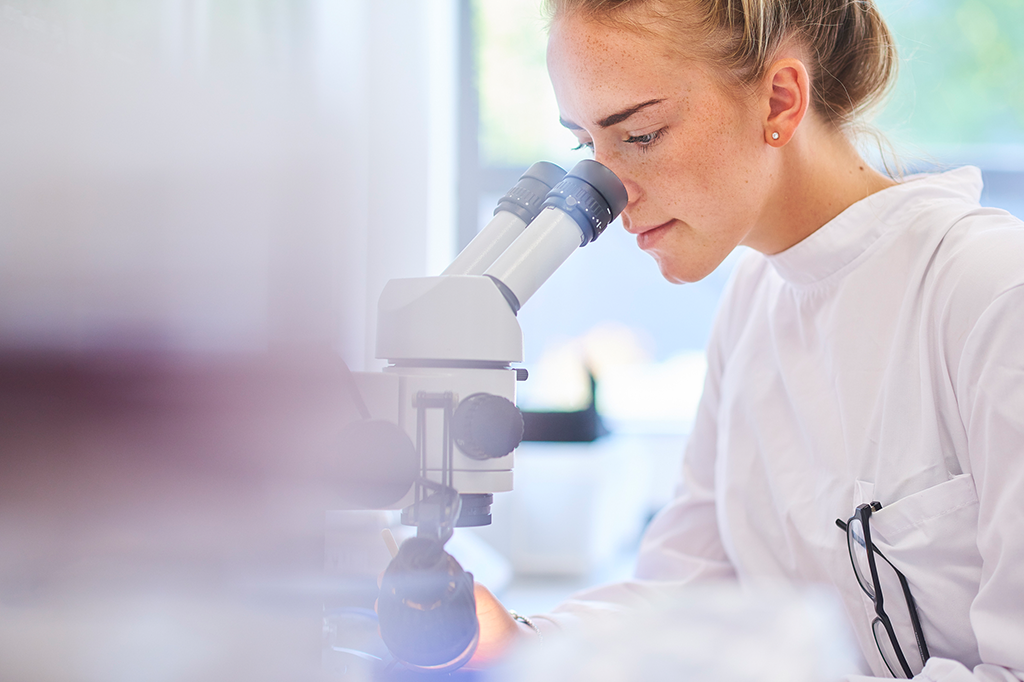 Metade dos artigos científicos no Brasil são escritos por mulheres