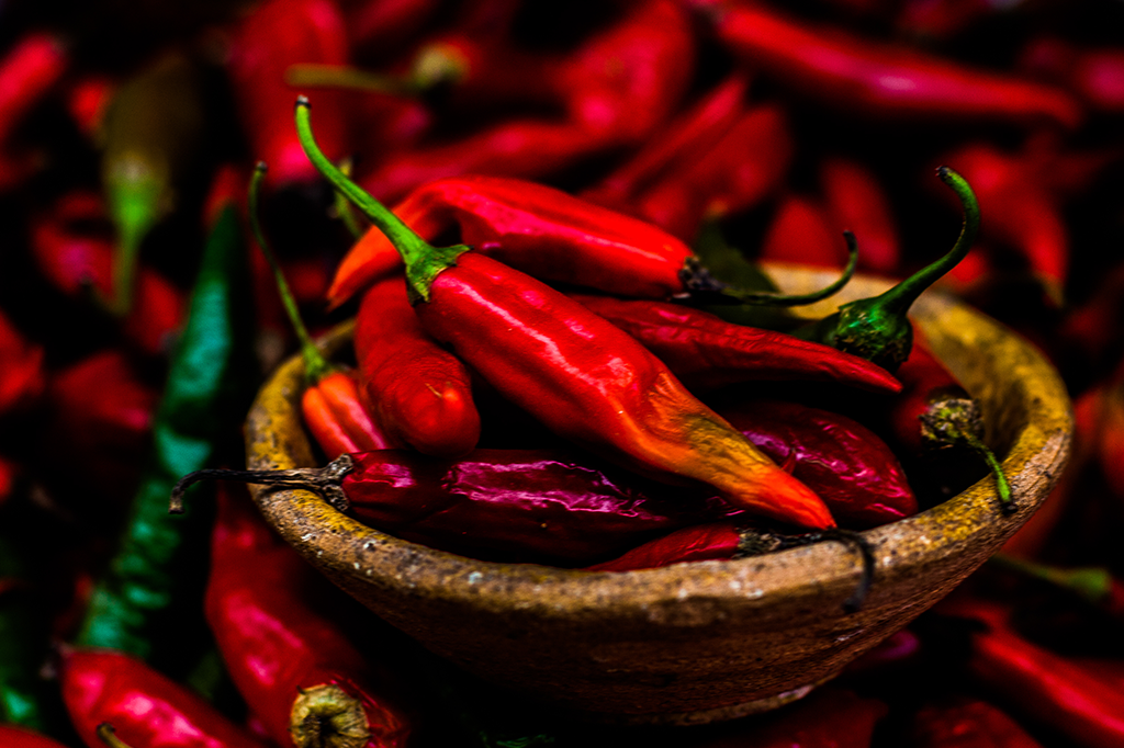 Homem come pimenta mais ardida do mundo e tem sintomas parecidos com AVC