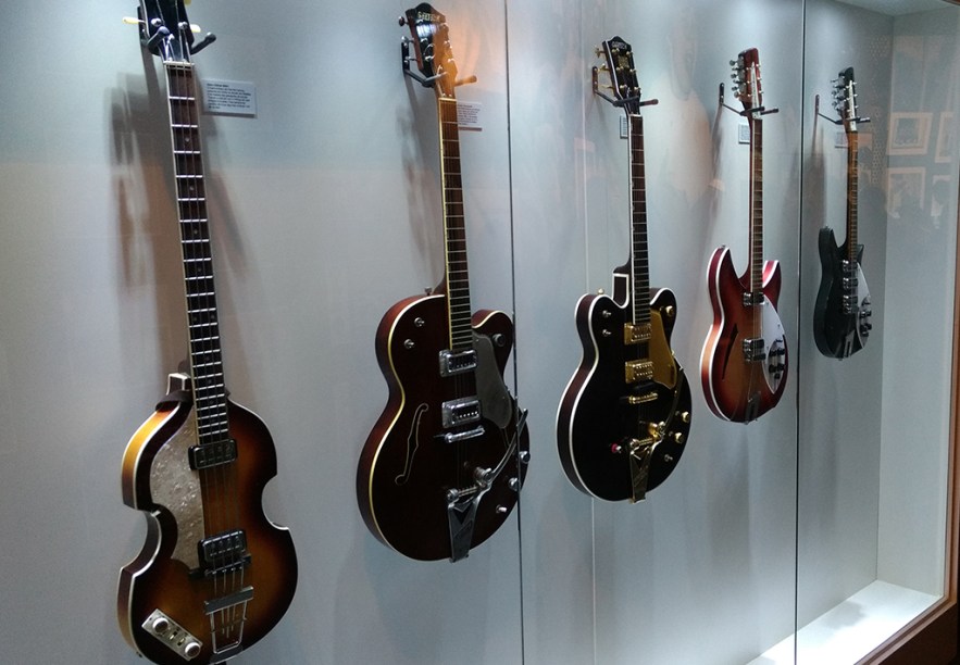 Exemplares dos mesmos modelos de instrumentos que os Beatles usavam estão expostos