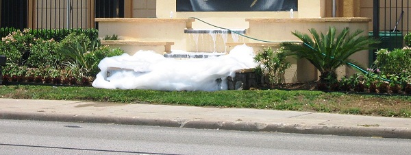 1280px-Foam_fountain 1280px-Foam_fountain
