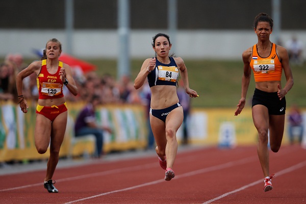 Por que os atletas correm no sentido anti-horário?