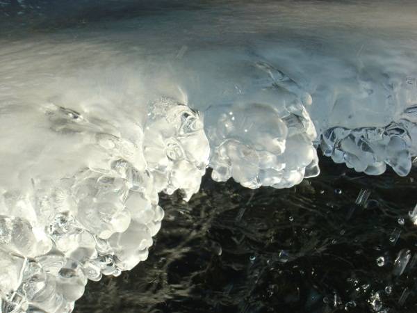 Por que a neve é branca se o gelo é transparente?
