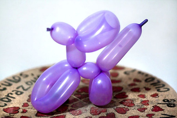 640px-Balloon_modelling 640px-Balloon_modelling