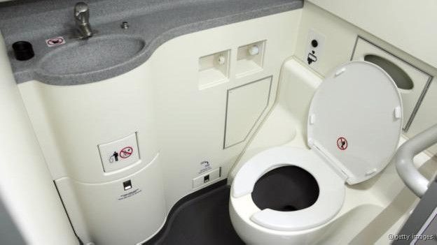 Para onde vão o cocô e o xixi dos banheiros dos aviões?
