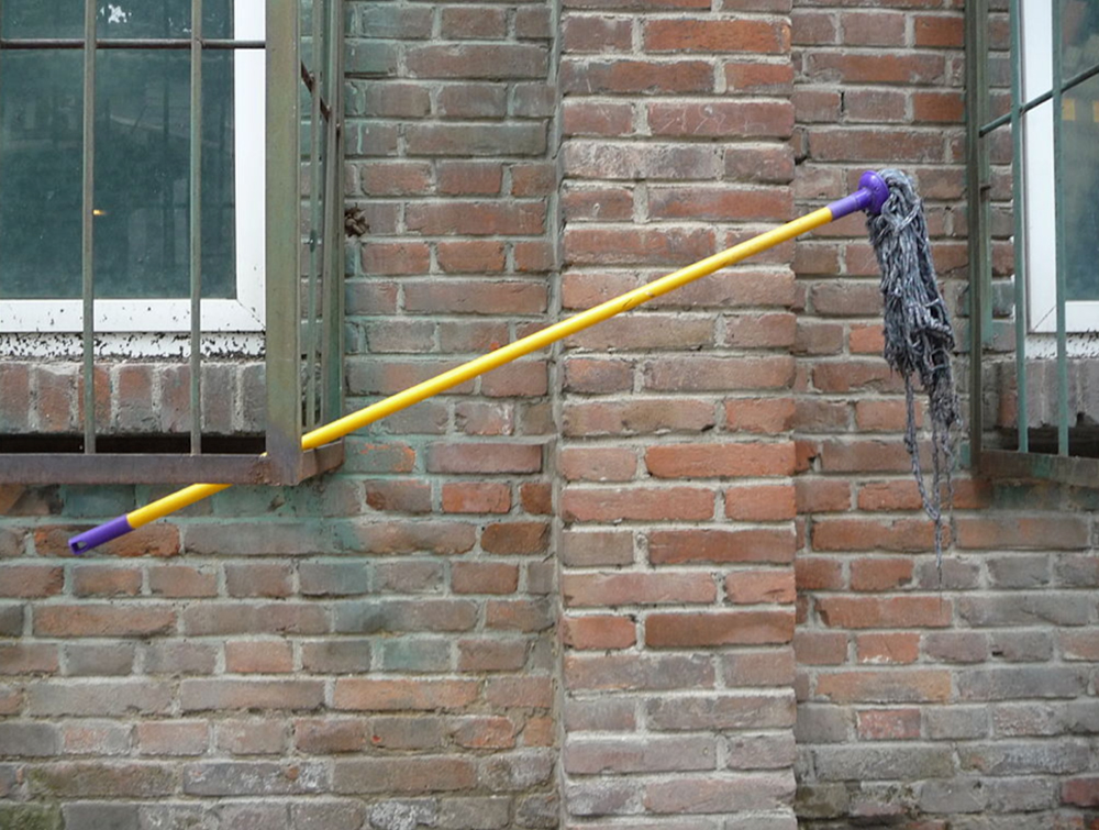 Ladrão assalta duas lojas em dois dias e é atacado com esfregão nas duas vezes