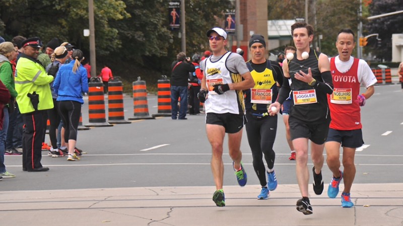 Homem completa maratona enquanto faz malabarismo com três bolas