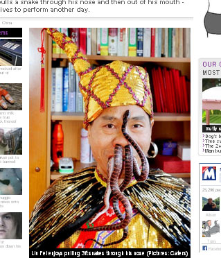 Chinês se apresenta colocando serpentes no nariz e tirando pela boca