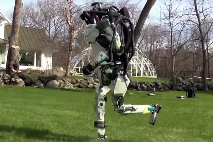 Medo da IA? Robô corre, salta e dá piruetas cada vez melhores
