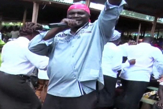 Igreja Católica suspende padre queniano que fazia rap em sermões