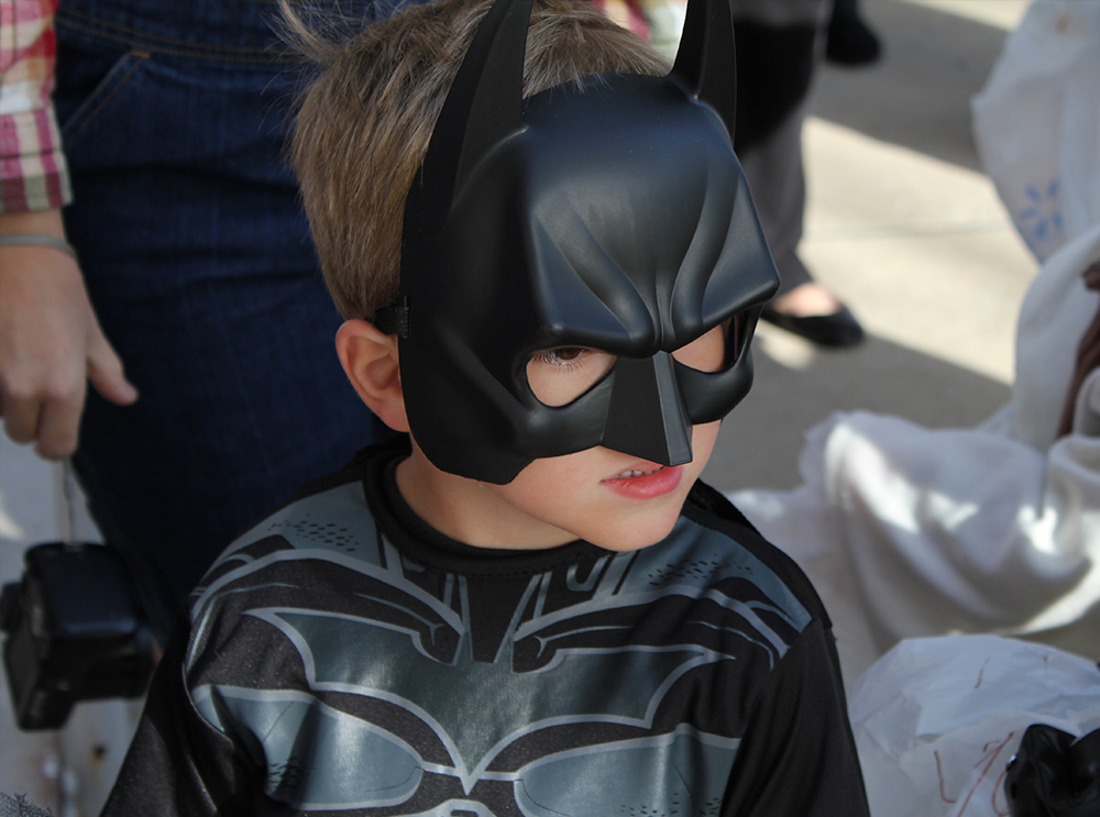 Crianças perseveram mais durante tarefas quando estão vestidas como o Batman