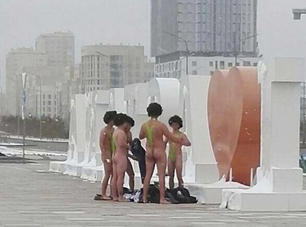 Turistas usando biquínis masculinos são presos no Cazaquistão