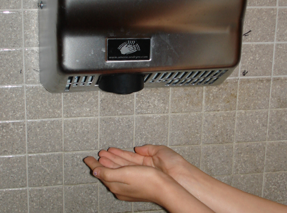 Secador de banheiro serve para espirrar cocô nas mãos, diz estudo