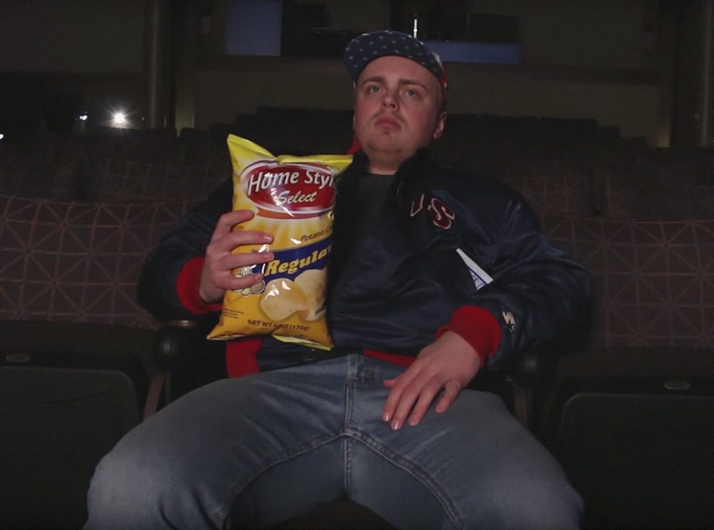 Sincronize os sons dos trailers com a comida escondida no cinema