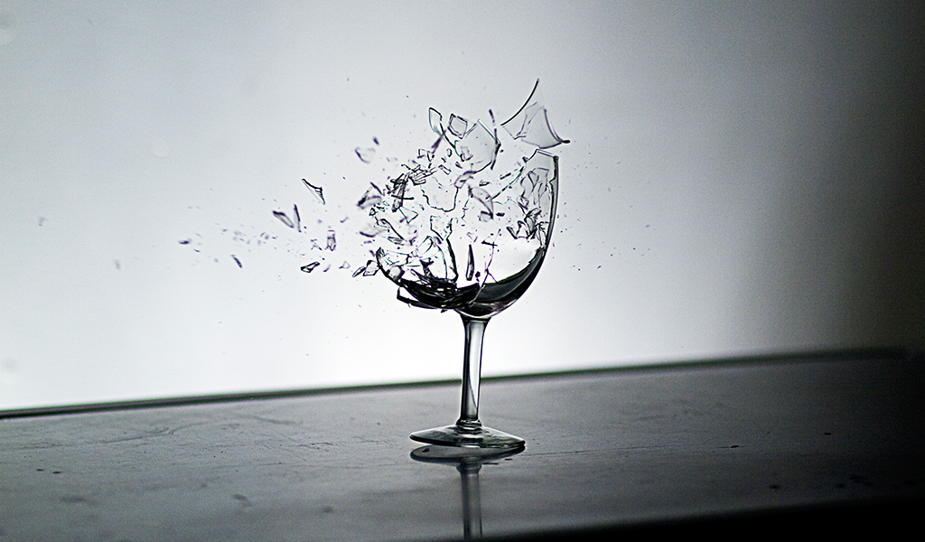 Por que o vidro quebra quando cai no chão?