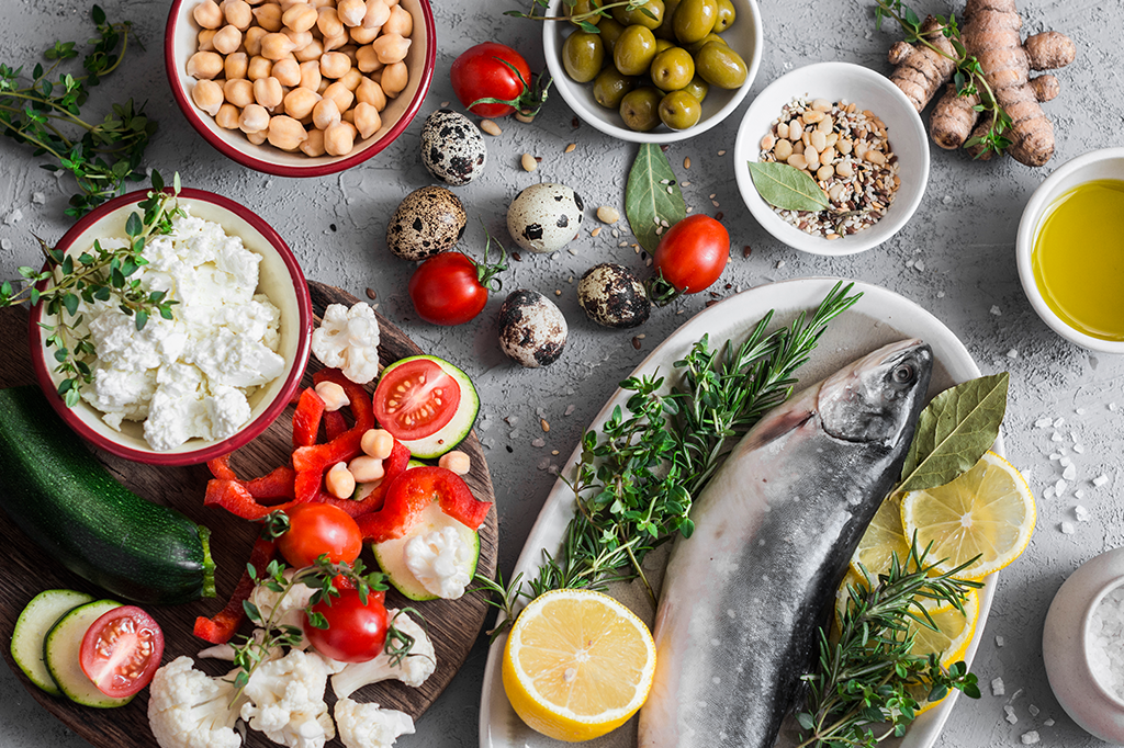 Adotar uma dieta mediterrânea na velhice pode prolongar sua vida