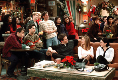 Imagem de um dos episódios da série "Friends", na qual os personagens estão reunidos no café Central Perk, em clima de natal.