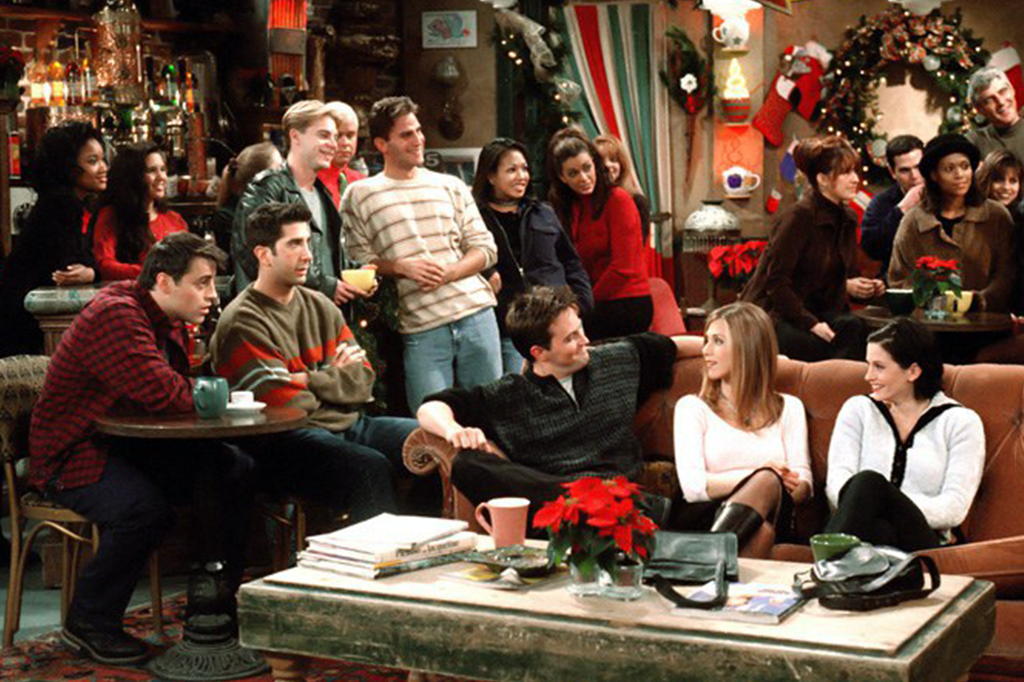 Imagem de um dos episódios da série "Friends", na qual os personagens estão reunidos no café Central Perk, em clima de natal.
