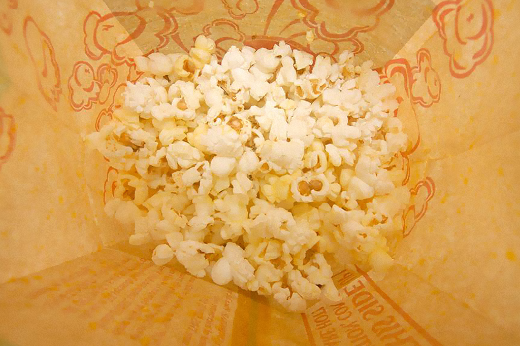 Posso colocar o lado de cima da pipoca de micro-ondas para baixo?