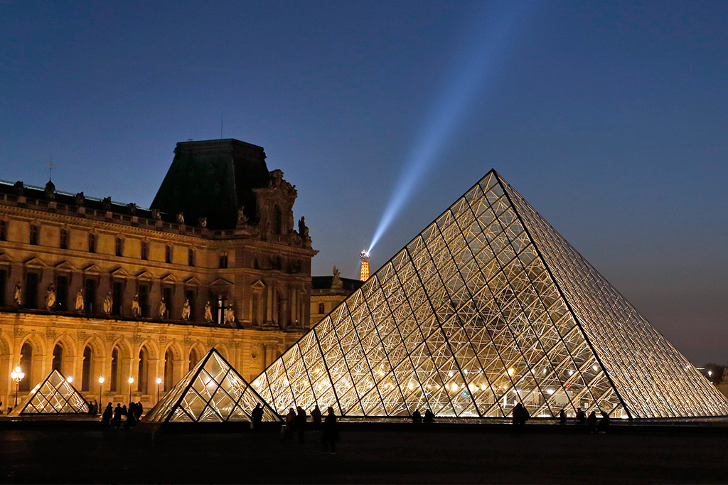 Airbnb vai transformar a pirâmide do Louvre em quarto de hotel