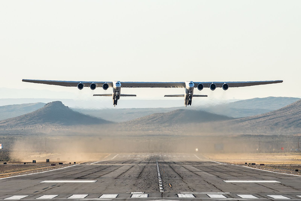 Criado para lançar satélites, maior avião do mundo voa pela primeira vez