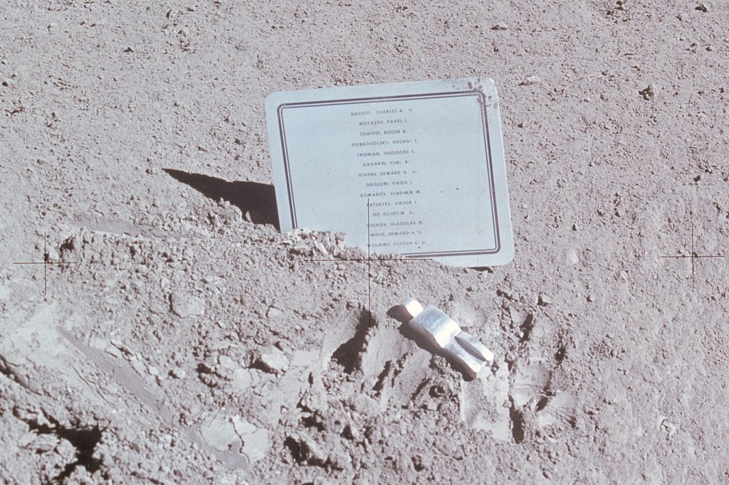 De obra de arte a saco de cocô: o que os humanos deixaram na Lua