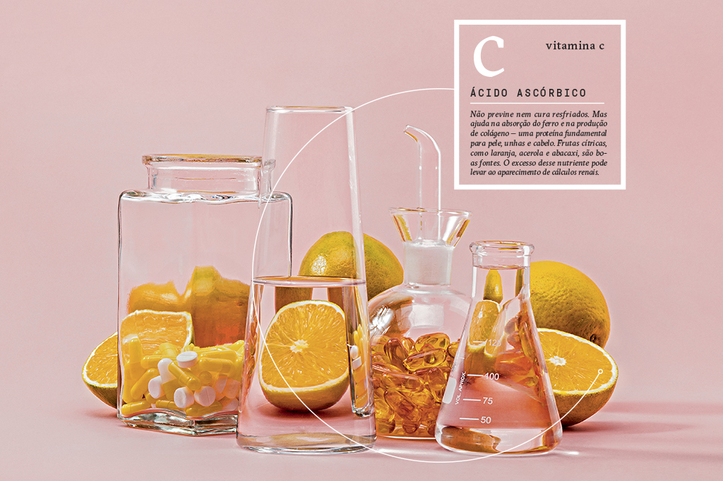 Vitamina C - ácido ascórbico. Um vidro de cápsulas repleto de laranjas em volta