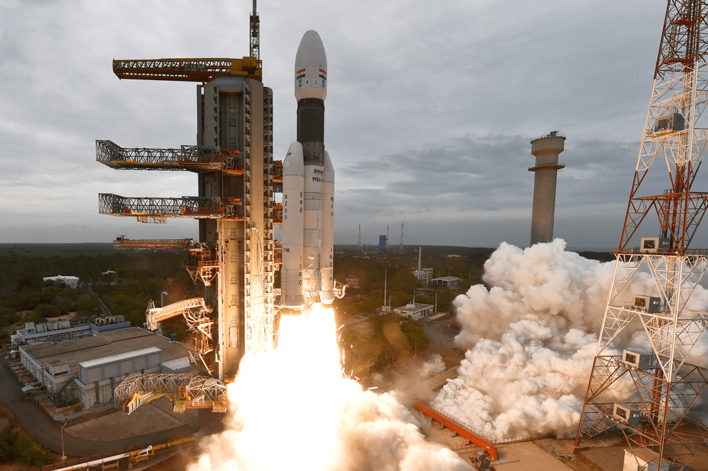 Sonda indiana entra na órbita da Lua e se prepara para pousar