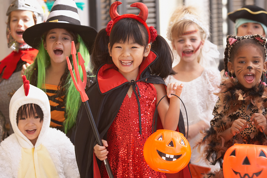 De onde vem a tradição de se fantasiar e pedir doces no Halloween?