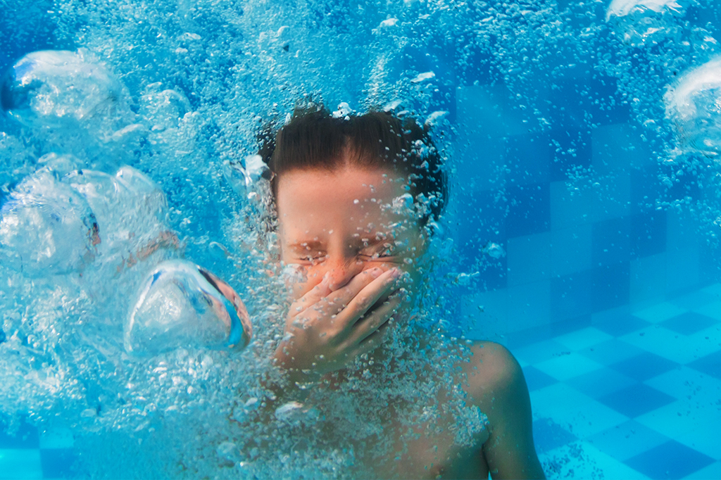 Balançar a cabeça para tirar água do ouvido pode causar danos ao cérebro