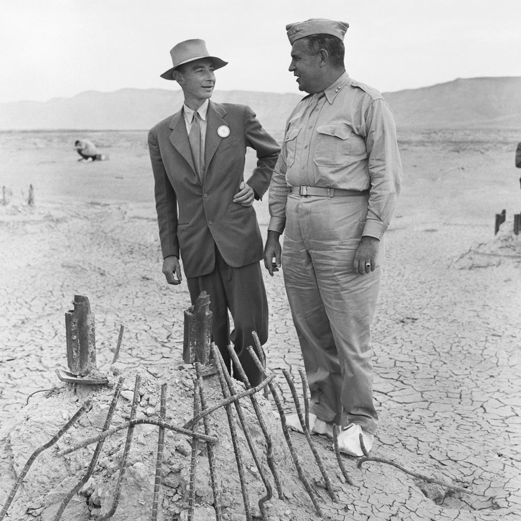 SI_Energia_Nuclear_Cap1_1 <strong>O pai da bomba atômica, Robert Oppenheimer, ao lado do chefe, o general Groves.</strong>