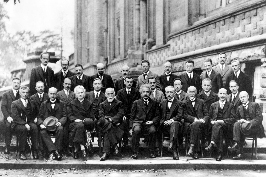 SI_Energia_Nuclear_Cap1_2 <strong>A quinta conferência de Solvay, na Bélgica, colocou 17 prêmios Nobel para debater física quântica em 1927.</strong>