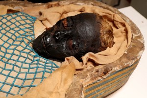 University of Manchester_reproducao_mumia_esfaqueada_2600anos_2 University of Manchester_reproducao_mumia_esfaqueada_2600anos_2