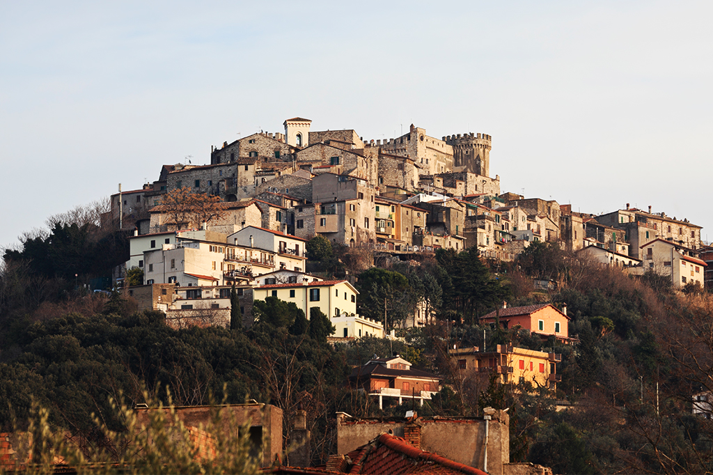 Vila italiana em quarentena se torna um laboratório a céu aberto