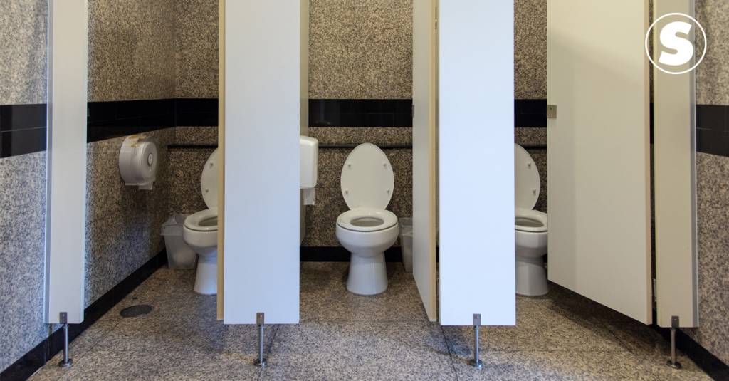 Contágio no banheiro: descarga de tampa aberta espalha o novo coronavírus