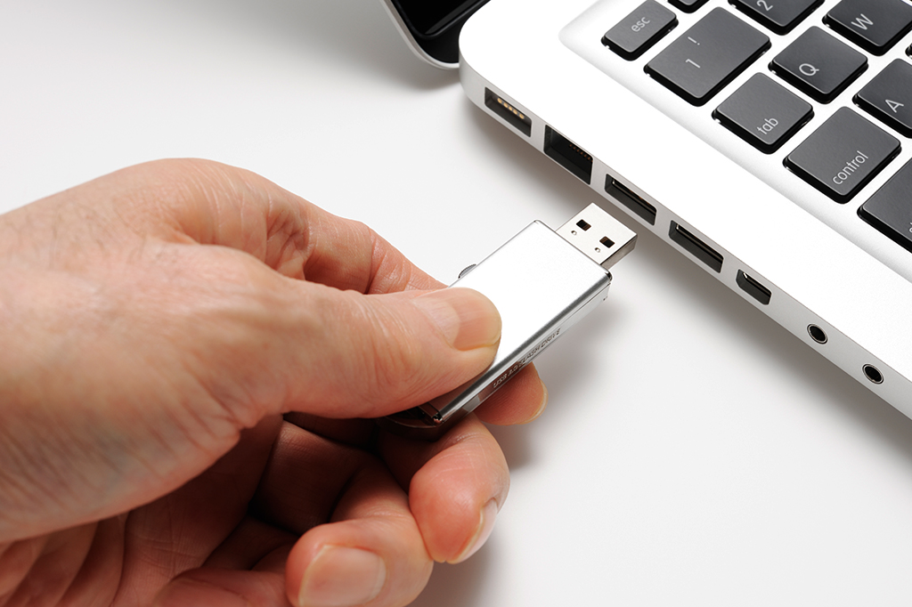 Um pen drive aumenta de peso quando está armazenando dados?