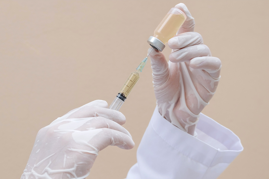 Vacina de Oxford é segura e eficaz em primeiros testes com humanos