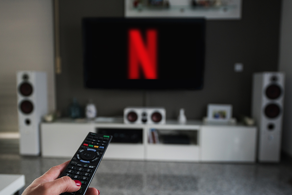Netflix está testando botão que escolhe suas séries e filmes aleatoriamente