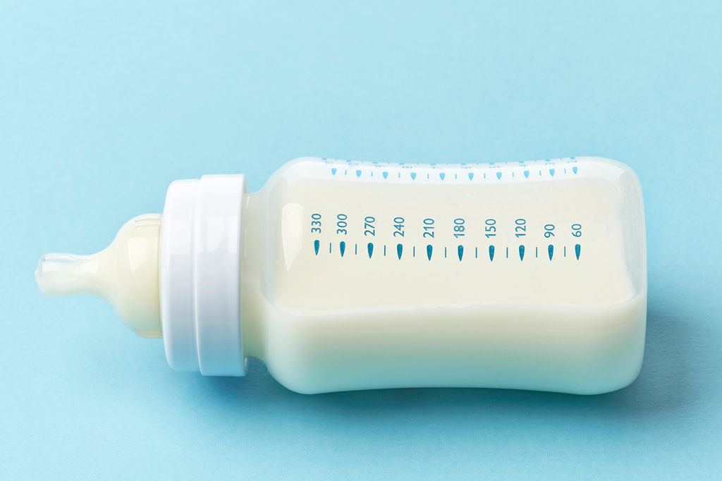 Ingerir cocô da mãe pode fazer bem ao bebê, diz estudo